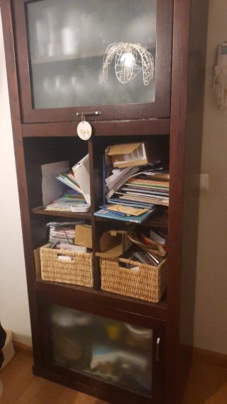 Mueble de cerezo con puertas y cajones