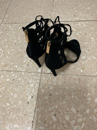 Sandalias de tacón negras con cordones