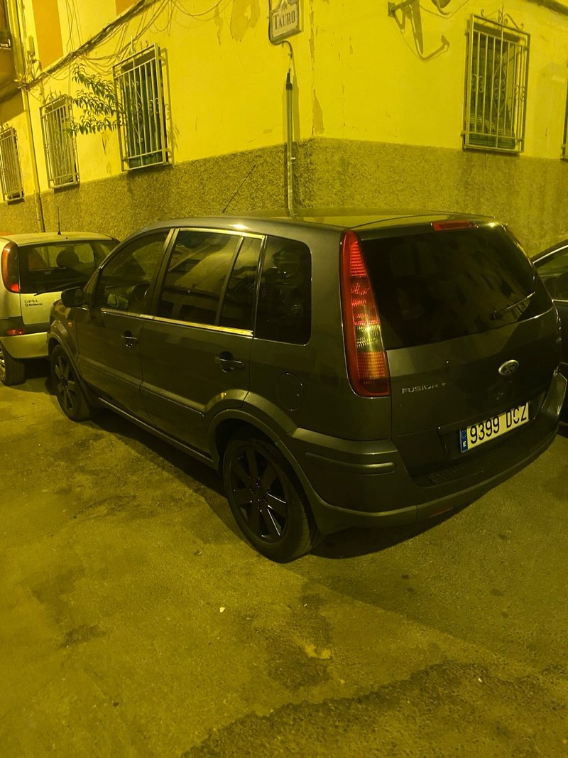 Ford Fusion 2004 - foto 1