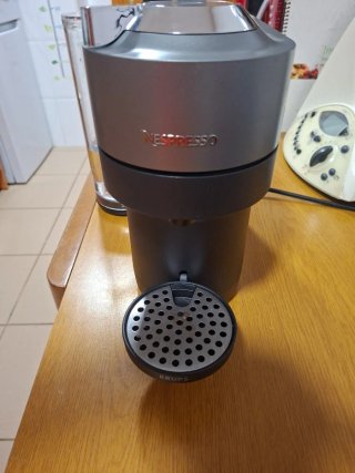 Cafetera Nespresso Vertuo Pop de color gris Titan