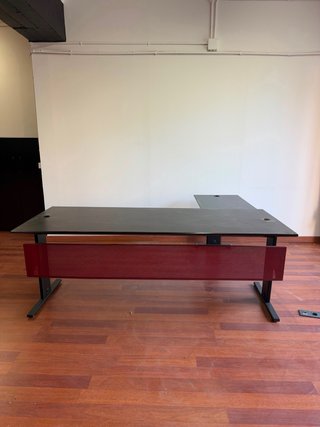Escritorio y mesa de reuniones oficina
