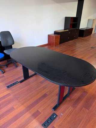 Escritorio y mesa de reuniones oficina