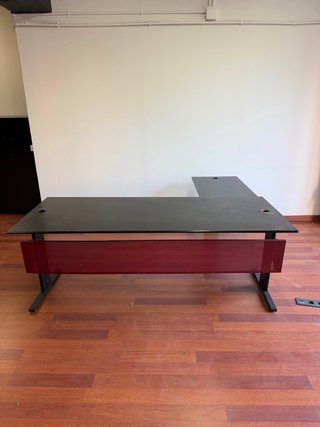 Escritorio y mesa de reuniones oficina