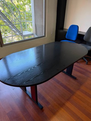Escritorio y mesa de reuniones oficina