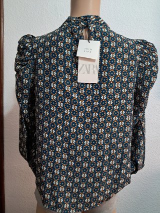 Blusa estampada cuello alto manga abullonada