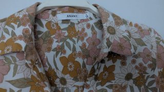 Vestido Anany floral o Vestido Tintoreto beige.