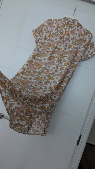 Vestido Anany floral o Vestido Tintoreto beige.