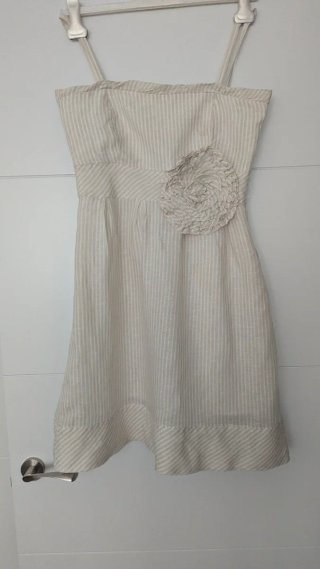 Vestido Anany floral o Vestido Tintoreto beige.