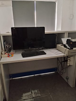 Mostrador o recepción blanco