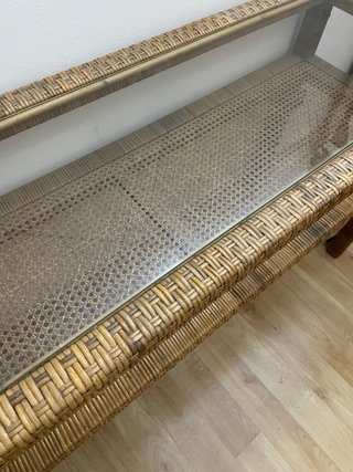 Mueble recibidor de mimbre con cristal