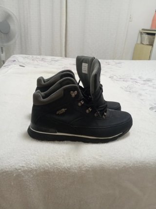 Botas de montaña negras
