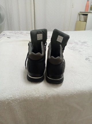 Botas de montaña negras