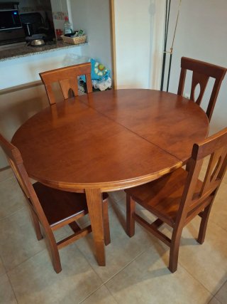 Mueble salón madera con mesas
