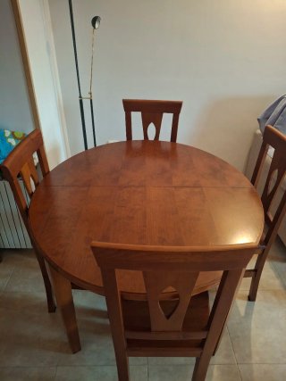 Mueble salón madera con mesas