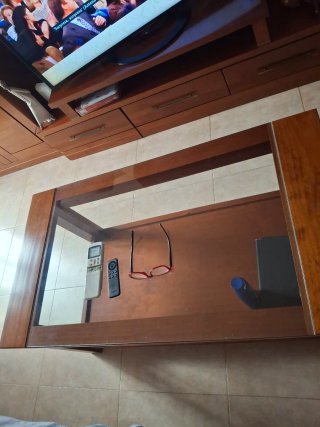 Mueble salón madera con mesas