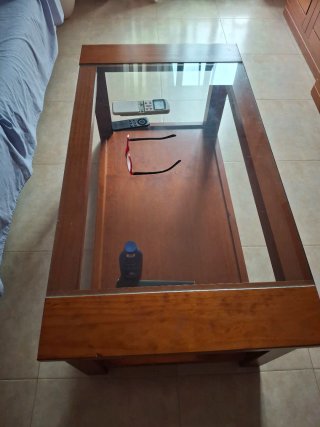 Mueble salón madera con mesas