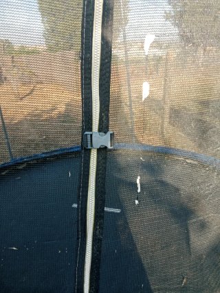 Cama elástica jardín con red seguridad