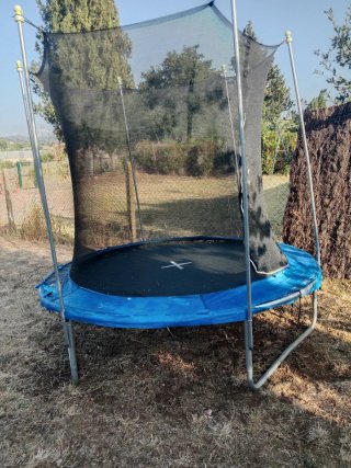 Cama elástica jardín con red seguridad