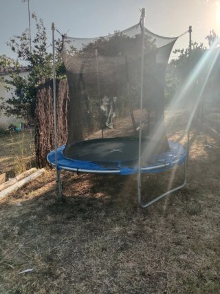 Cama elástica jardín con red seguridad