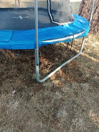 Cama elástica jardín con red seguridad