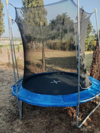 Cama elástica jardín con red seguridad