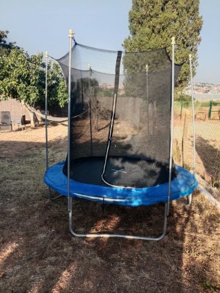 Cama elástica jardín con red seguridad