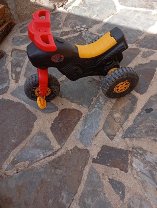 Moto de niño a pedales