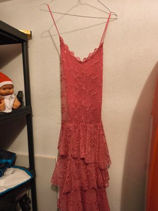 Vestido rosa con volantes y encaje espalda al aire