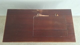 Mueble antiguo de máquina de coser
