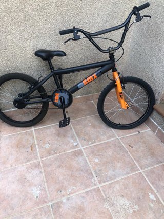 Bicicleta BMX negra y naranja