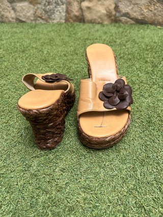 Sandalias de cuña piel beige y marrón