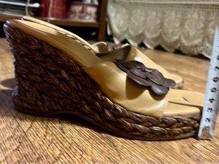Sandalias de cuña piel beige y marrón