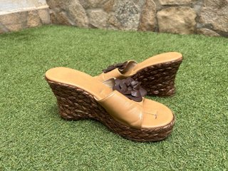 Sandalias de cuña piel beige y marrón