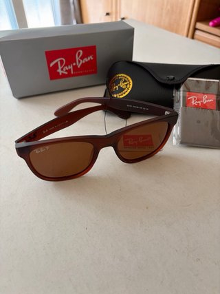 Gafas de sol marrones. Nuevas