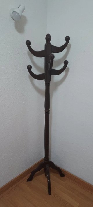 Perchero marrón en madera maciza muy ligero.