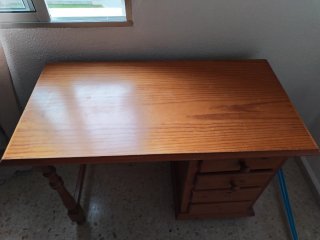 Escritorio de madera provenzal para estudio.