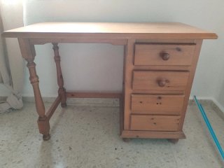Escritorio de madera provenzal para estudio.
