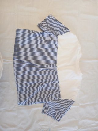 Camiseta blanca con mangas a rayas