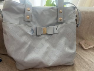 Bolso de bebé de charol lazo, marca Mayoral