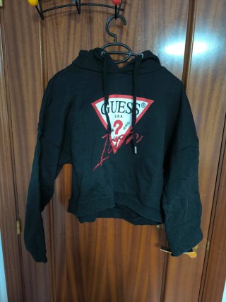 Sudadera Negra Guess con Logo Triángulo