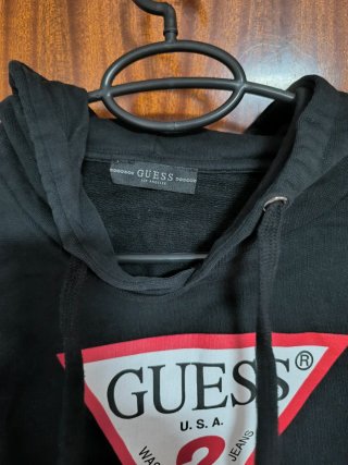 Sudadera Negra Guess con Logo Triángulo