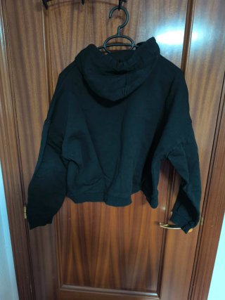 Sudadera Negra Guess con Logo Triángulo