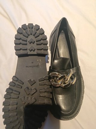 Zapatos negros mujer con cadena dorada
