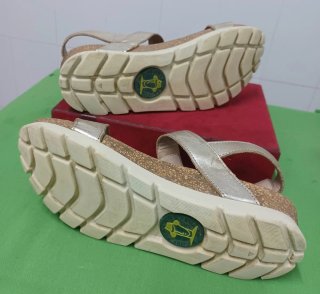 Sandalias Panama Jack doradas talla 37