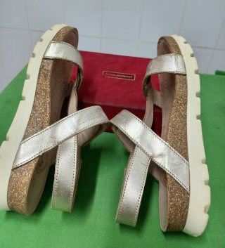 Sandalias Panama Jack doradas talla 37