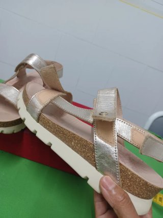 Sandalias Panama Jack doradas talla 37