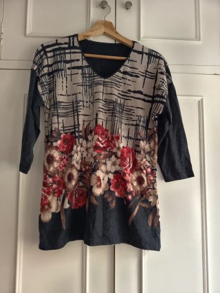 Camiseta floral beige y roja