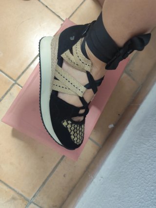Sandalias Giossepo negras y doradas