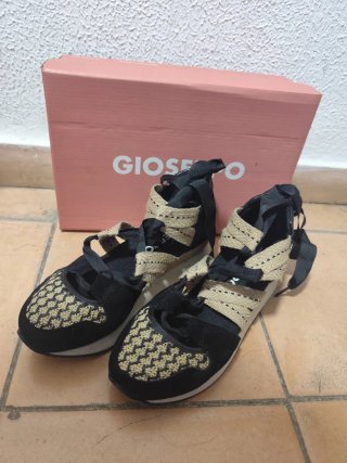 Sandalias Giossepo negras y doradas