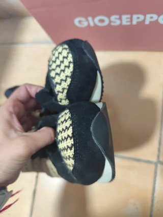 Sandalias Giossepo negras y doradas